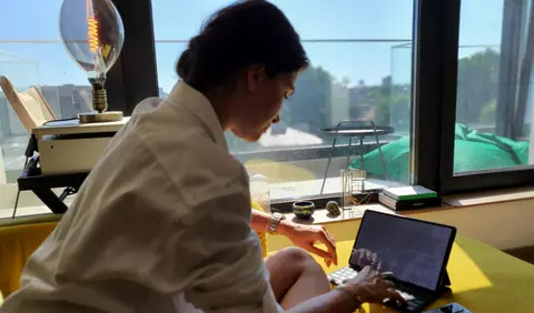 Alina Pușcaș vorbește despre modul în care tehnologia îi influențează viața, gadget-urile de care nu se poate lipsi și sfaturile pe care le-ar da unui creativ la început de drum