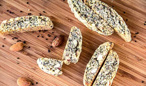 Biscuiti cu migdale si seminte de susan