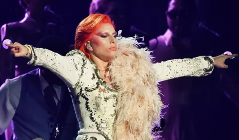 Lady Gaga – tribut adus lui David Bowie la Premiile Grammy 2016 (VIDEO)
