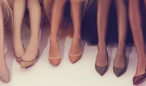 Christian Louboutin creeaza pantofi nude pentru fiecare culoare de piele!