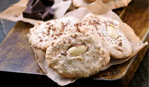 Fursecuri cu zahar si migdale