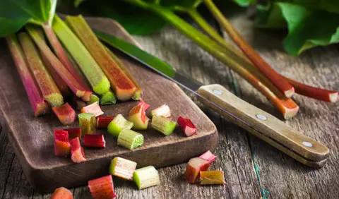 Beneficiile rubarbei: antioxidanti si vitamine