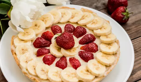Tarta cu banane si capsuni