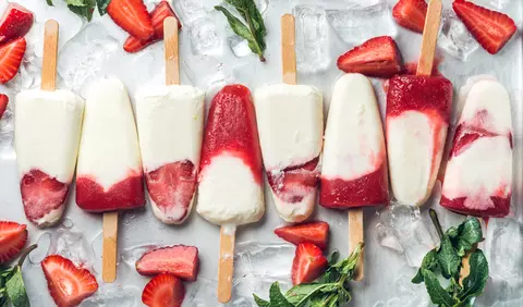 Inghetata pe bat cu iaurt si fructe