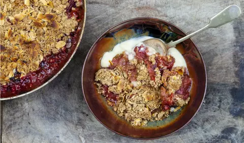 Crumble cu mango si capsuni