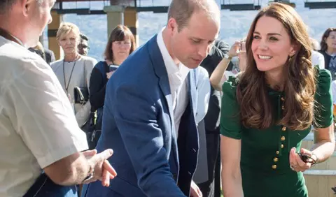 Familia regala isi continua vizita in Canada