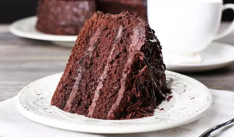 Tort cu ciocolata neagra si glazura de ciocolata
