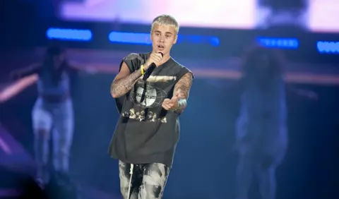 Justin Bieber si-a lovit un fan