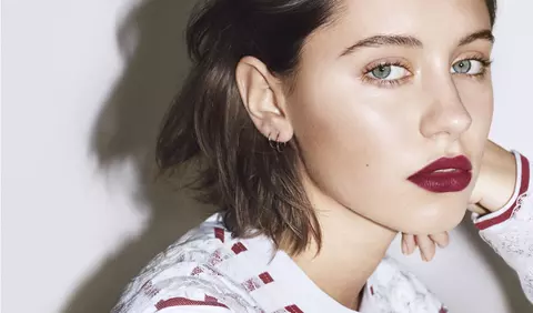 Iris Law, fiica lui Jude Law, este noua imagine Burberry Beauty