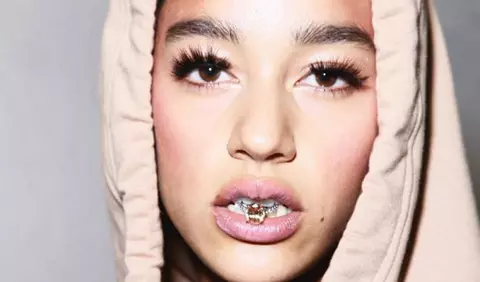 Rihanna lanseaza colectia de cosmetice Fenty