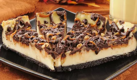 Cheesecake cu caramel si ciocolata
