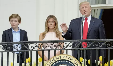 Melania Trump ii reaminteste lui Donald Trump ce trebuie sa faca atunci cand aude Imnul National al SUA