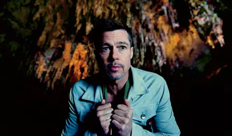 Brad Pitt in lacrimi, purtand Prada, nu da dovada de sinceritate, ci face reclama pe fata