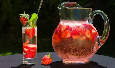 Limonada cu capsuni si vin alb