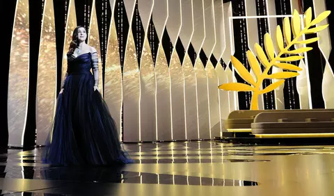 Rochia Monicai Bellucci de la deschiderea Cannes 2017 si momentul sarutului