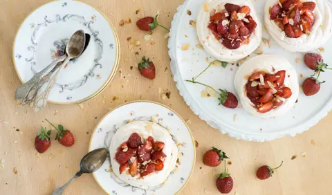 Mini Pavlova cu mousse si capsune in otet balsamic, de Ioana Dumitrescu