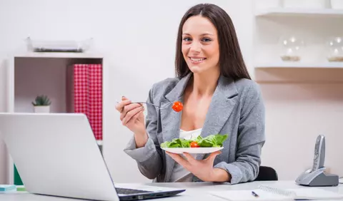 Pentru 2 din 3 angajați munca de birou le-a adus kilograme în plus