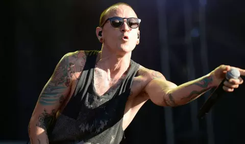 Chester Bennington, solistul trupei Linkin Park, s-a sinucis