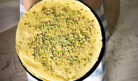 Tort raw cu mango, lime si fistic, de Ioana Dumitrescu