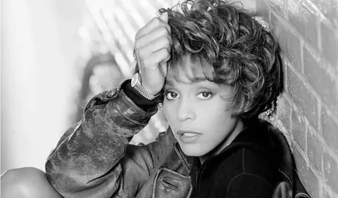 10 piese ale lui Whitney Houston pe care sa le asculti oricand