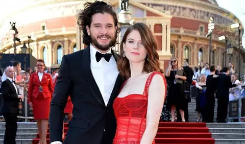 Kit Harington si Rose Leslie s-au logodit