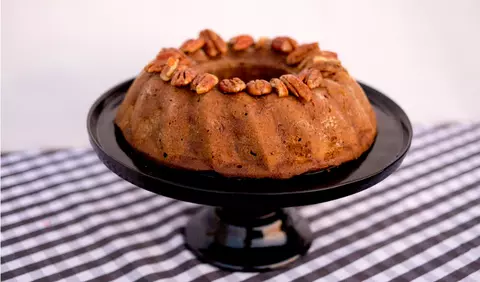 Prajitura Bundt cu kaki, curmale si nuci, de Ioana Dumitrescu (East of Kitchen)