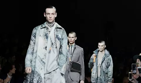 Două supermodele s-au reunit pe podiumul unui show pentru bărbați din cel mai emoționant motiv