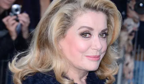 Catherine Deneuve conduce un grup de 100 de femei care acuză campania #MeToo de puritanism