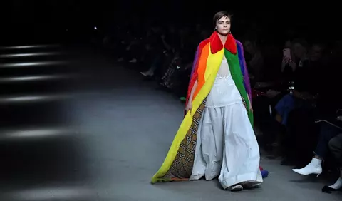 Colecția Burberry Fall 2018 este un omagiu LGBT în toate nuanțele curcubeului