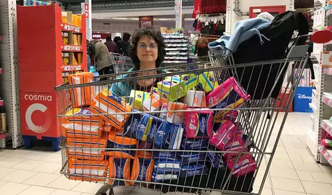 Pe Stop: două fete strâng absorbante pentru femeile fără adăpost (și le poți ajuta și tu)