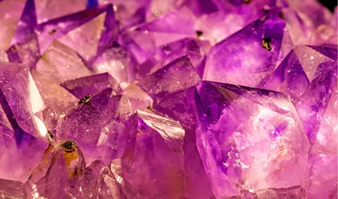 Cristale vindecătoare: ce este adevăr, ce este mit și ce trebuie să știi