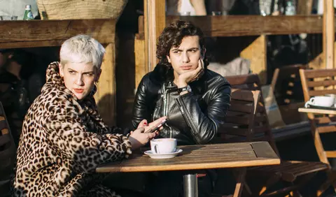 5 întrebări pe care să le pui la prima întâlnire (dacă vrei să cunoști cu adevărat pe cineva)