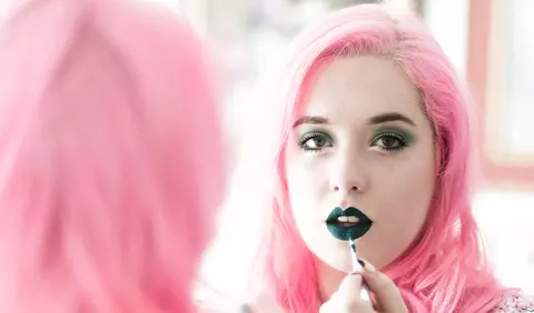 Tu la ce te gândești când te uiți în oglindă? (de Patricia Luiza Blaj)