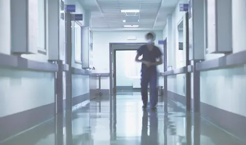 Demnitate în hârtii de 10 și de 5 lei