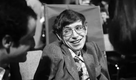 Cine a fost Stephen Hawking: povestea vieții unui geniu