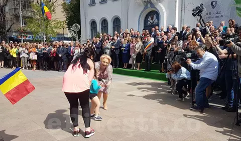 Lalele colorate și capete plecate în asfalt