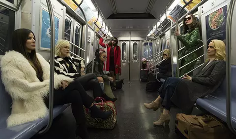 O echipă de femei formată din starurile tale preferate a jefuit Gala MET. Urmărește noul trailer „Ocean’s 8”
