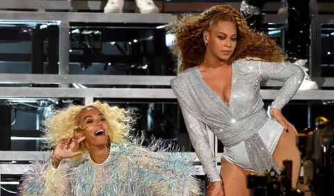 Beyonce și Solange cad împreună pe scenă la Coachella însă trec peste moment ca două dive!