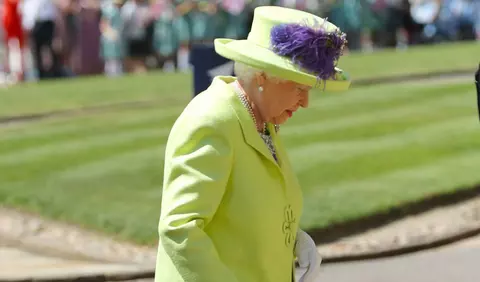 Ce culoare are pălăria purtată de Regină la nunta regală
