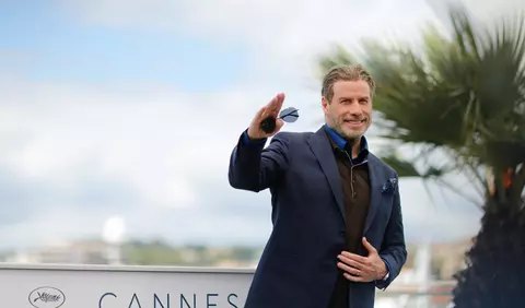 John Travolta a avut un partener de dans mai neobișnuit la Cannes...