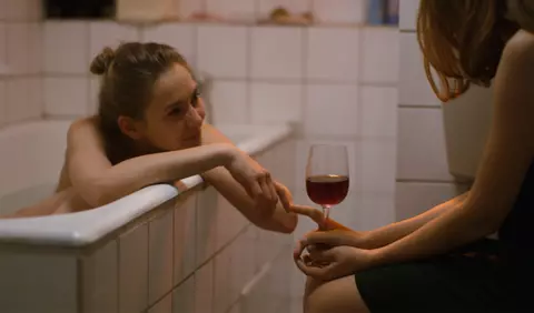 "Câteva conversații despre o fată foarte înaltă" intră astăzi în cinematografe!