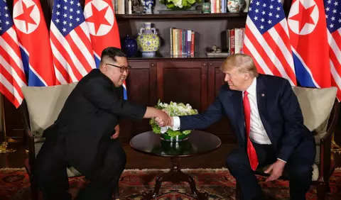 Donald Trump și Kim Jong Un s-au întâlnit pentru prima oară, iar momentul va rămâne în istorie