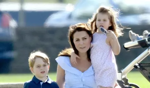 Prințul George și Prințesa Charlotte, surprinși în imagini adorabile în parc