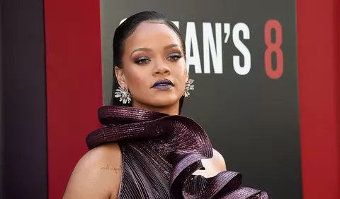 Rihanna a explicat obiceiul ei de a lua acasă paharele de vin de la evenimente