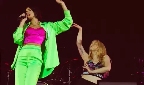 Dua Lipa și Ariana Grande poartă Murmur