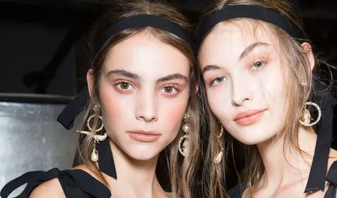 Când este timpul să arunci produsele de machiaj din trusa ta de make-up