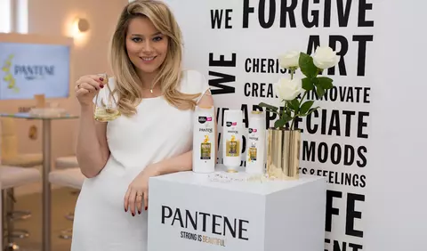 (P) Vară, soare, mare... și cu părul tău cum rămâne? Părul tău va fi sănătos și frumos toată vara cu noua formulă Pantene pentru un păr cu 100% mai puternic*! Recomandat de Elle!**