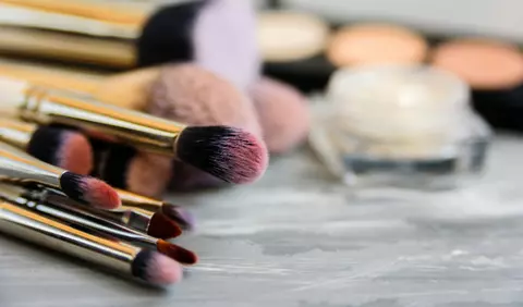 Modul corect prin care să îți cureți accesoriile de make-up