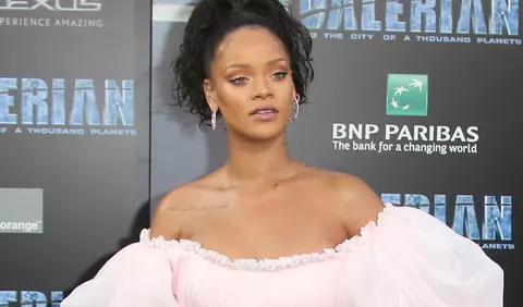 Imagini inedite cu Rihanna alături de părinții ei