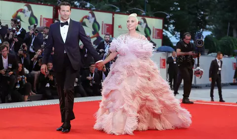 Lady Gaga & Bradley Cooper sunt protagoniștii imaginii zilei... dintr-un motiv foarte amuzant
